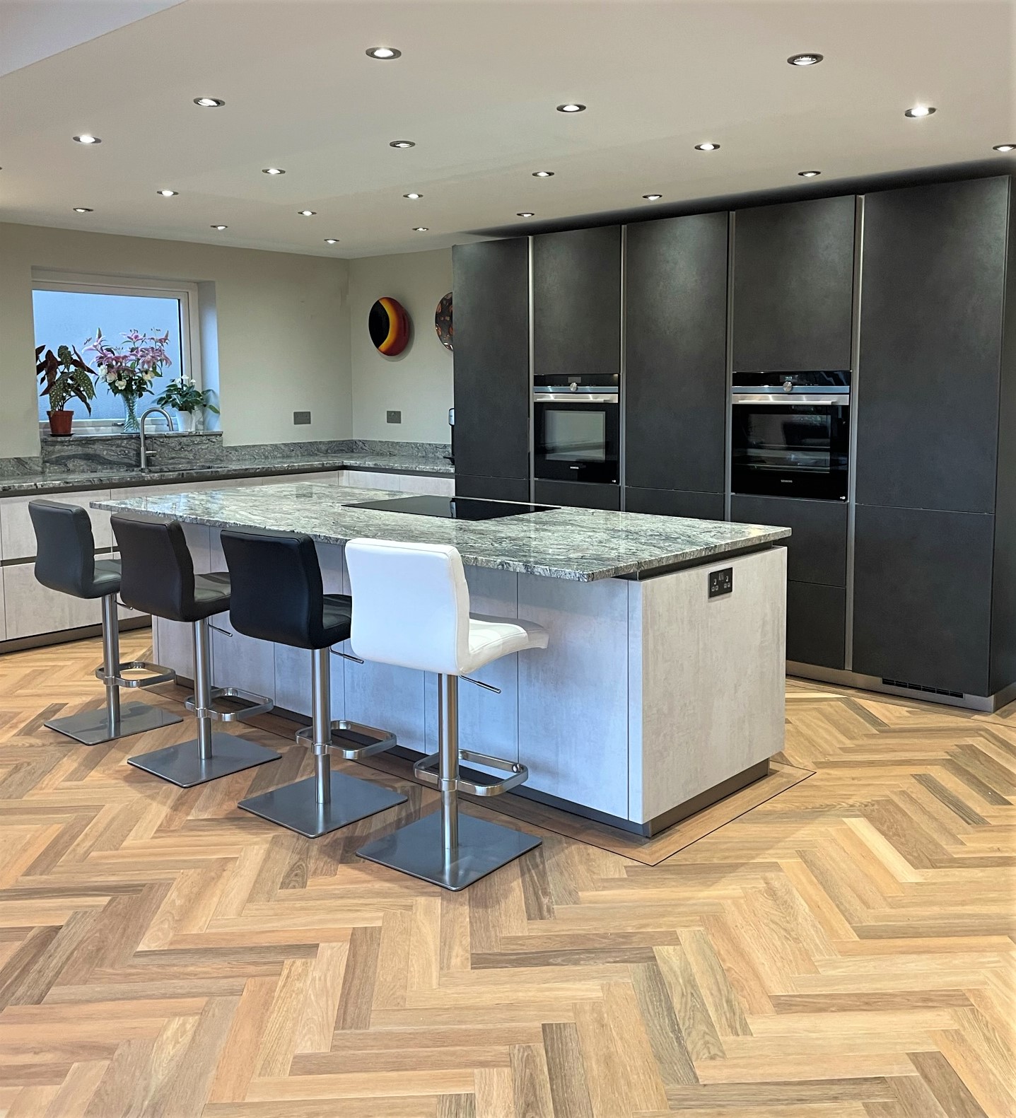 Handleless Kitchen using Bauformat White Concrete & Mocca Door Finishes