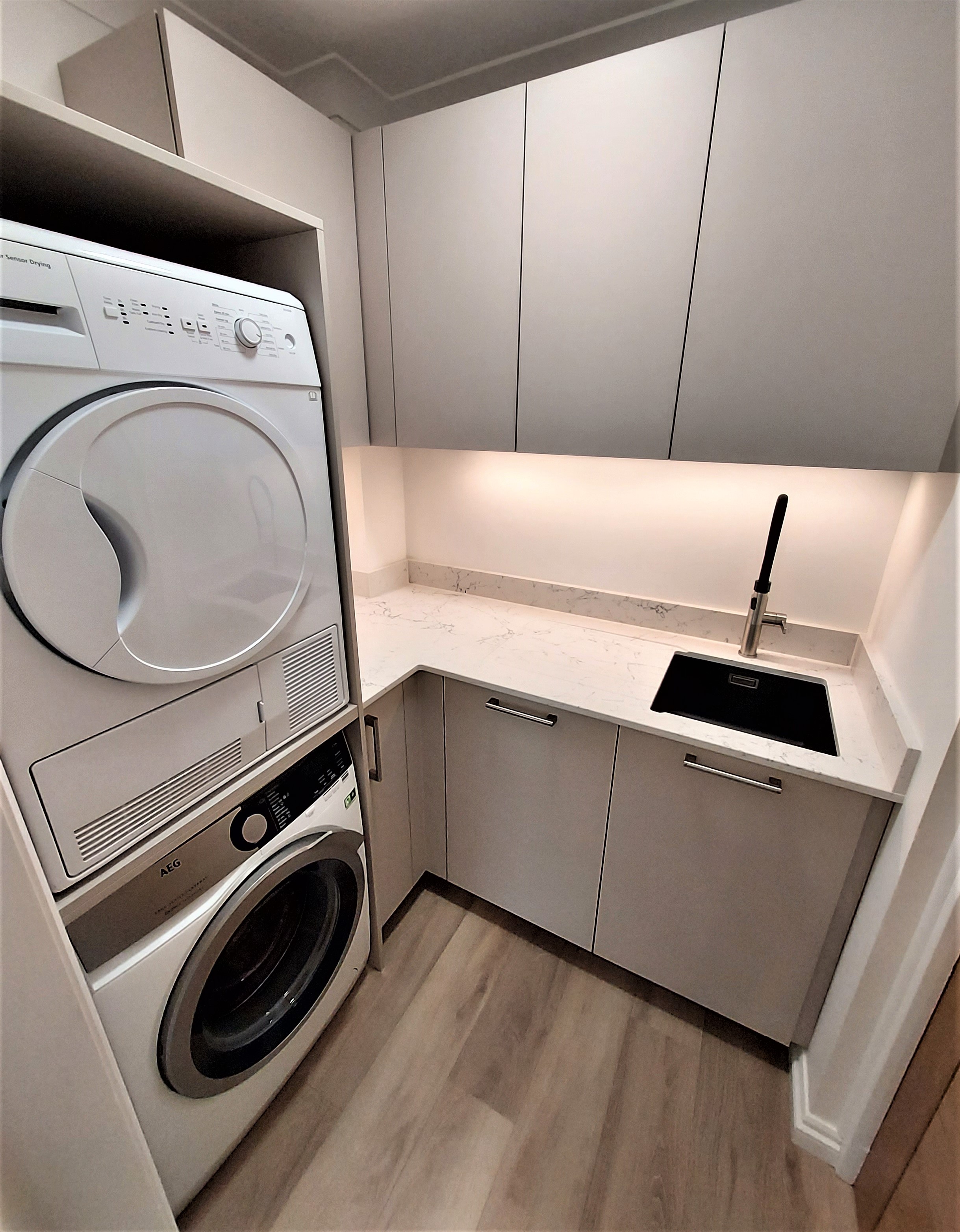 Laundry room with sandbeige doors & quartz White Attica worktops
